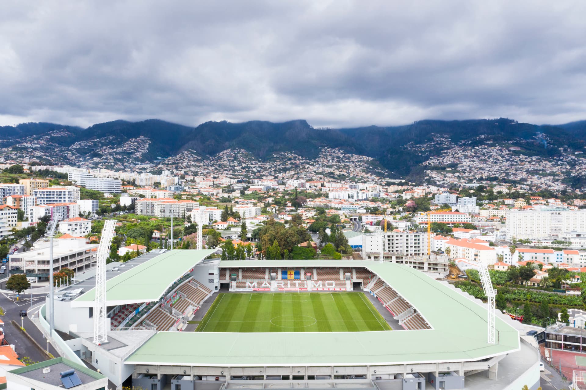 Vista aérea do Estádio do CS Marítimo em Funchal, na Ilha da Madeira, Portugal